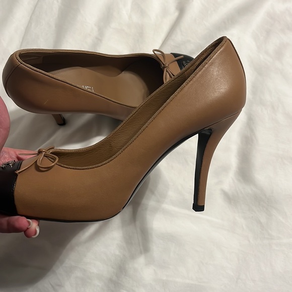 Chanel - Interlocking CC Logo Leather Pumps - Picture 7 of 8